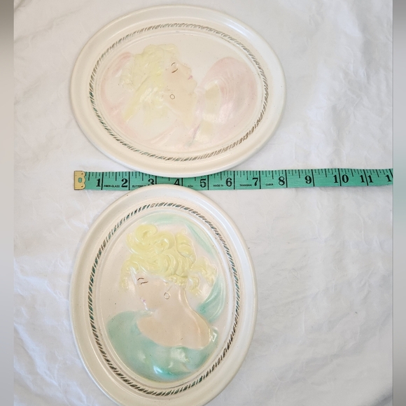 80s Victorian Cameo Wall Hangings - Picture 9 of 14